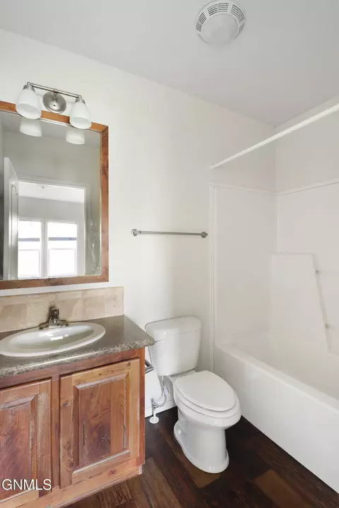 Bath - 807 40th St E, Williston, ND 58801 photo 4 of 6