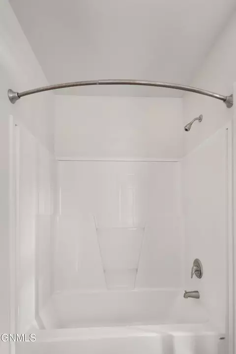 Bath - 807 40th St E, Williston, ND 58801 photo 2 of 6