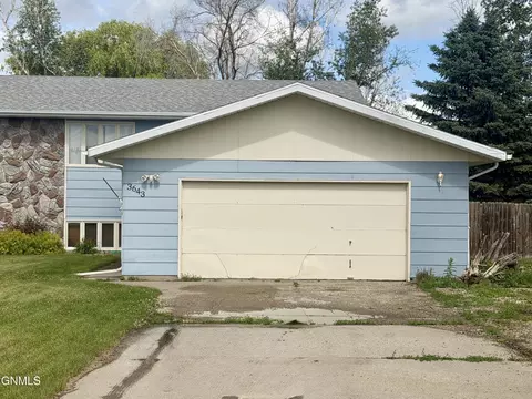 3643 Regent Dr E, Bismarck, ND 58504