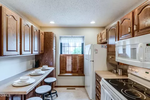 Kitchen - 467 E Brandon Dr, Bismarck, ND 58503 photo 2 of 8