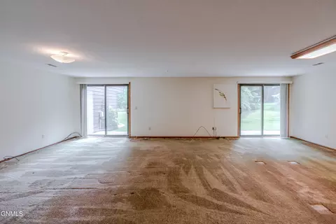 Living - 467 E Brandon Dr, Bismarck, ND 58503 photo 9 of 9