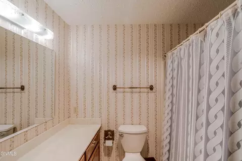 Bath - 467 E Brandon Dr, Bismarck, ND 58503 photo 4 of 10