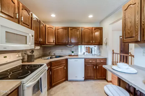 Kitchen - 467 E Brandon Dr, Bismarck, ND 58503 photo 5 of 8