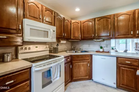 Kitchen - 467 E Brandon Dr, Bismarck, ND 58503 photo 6 of 8