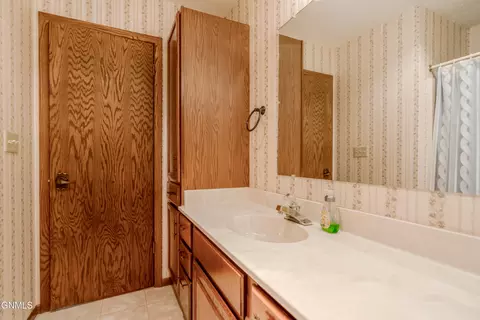 Bath - 467 E Brandon Dr, Bismarck, ND 58503 photo 7 of 10
