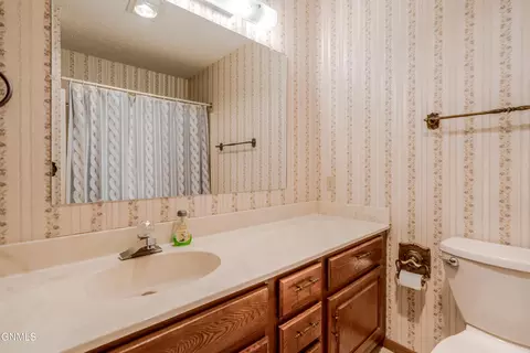 Bath - 467 E Brandon Dr, Bismarck, ND 58503 photo 5 of 10