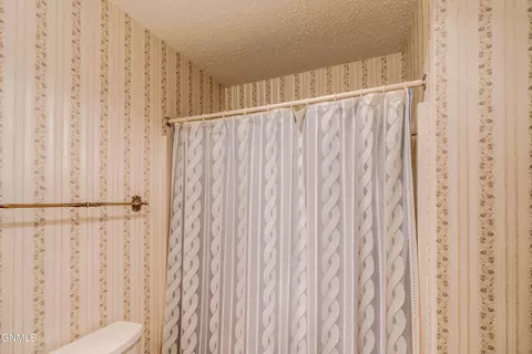 Bath - 467 E Brandon Dr, Bismarck, ND 58503 photo 6 of 10