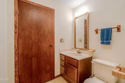 Bath - 467 E Brandon Dr, Bismarck, ND 58503 photo 9 of 10