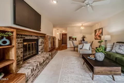Living - 467 E Brandon Dr, Bismarck, ND 58503 photo 8 of 9