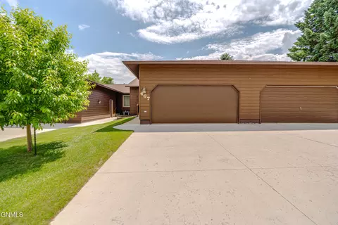 467 E Brandon Dr, Bismarck, ND 58503