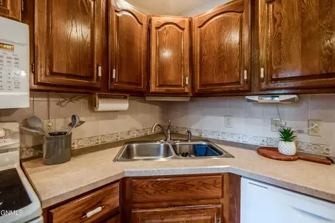 Kitchen - 467 E Brandon Dr, Bismarck, ND 58503 photo 8 of 8