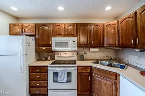 Kitchen - 467 E Brandon Dr, Bismarck, ND 58503 photo 1 of 8