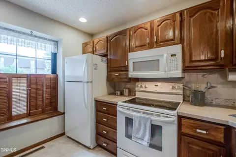Kitchen - 467 E Brandon Dr, Bismarck, ND 58503 photo 3 of 8