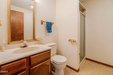 Bath - 467 E Brandon Dr, Bismarck, ND 58503 photo 8 of 10
