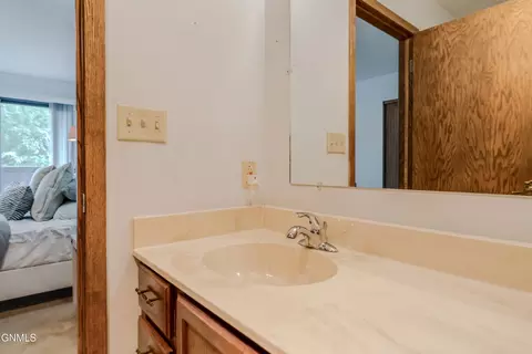 Bath - 467 E Brandon Dr, Bismarck, ND 58503 photo 3 of 10