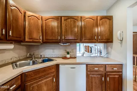 Kitchen - 467 E Brandon Dr, Bismarck, ND 58503 photo 7 of 8