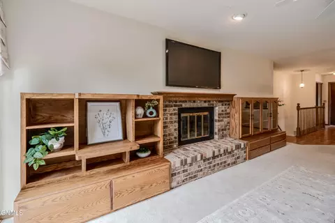 Living - 467 E Brandon Dr, Bismarck, ND 58503 photo 7 of 9