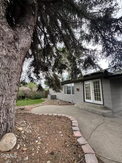 Exterior - 820 9th Ave SW, Sidney, MT 59270 photo 2 of 4