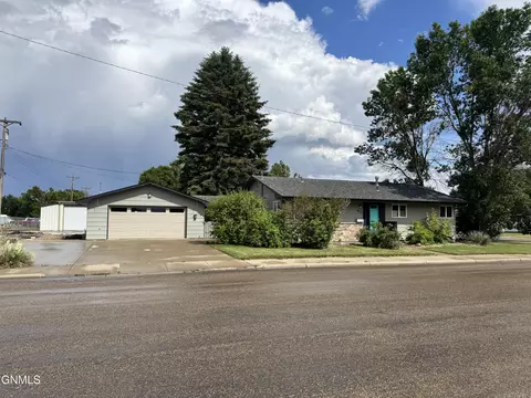 Exterior - 820 9th Ave SW, Sidney, MT 59270 photo 1 of 4