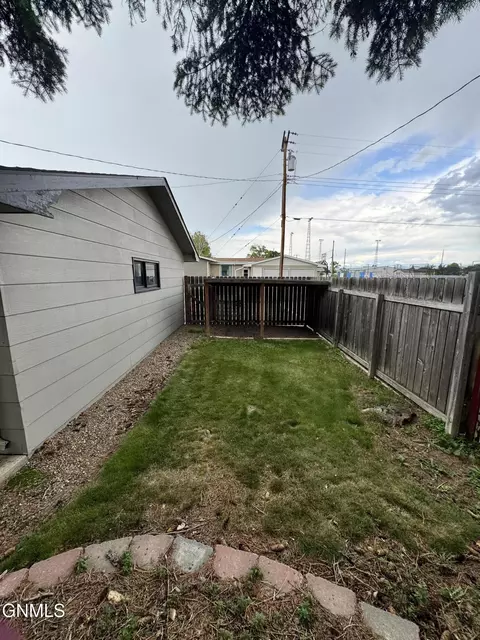 Exterior - 820 9th Ave SW, Sidney, MT 59270 photo 3 of 4