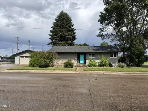 820 9th Ave SW, Sidney, MT 59270