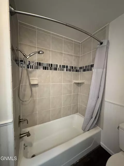 Bath - 820 9th Ave SW, Sidney, MT 59270 photo 2 of 4