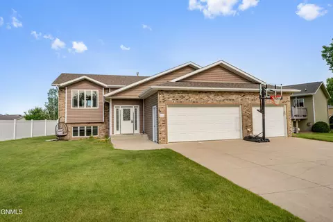 3611 Woodbend Dr SE, Mandan, ND 58554