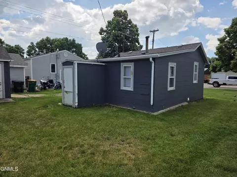 Exterior - 1908 Rosser Ave, Bismarck, ND 58501 photo 1 of 3