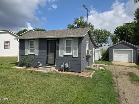 1908 Rosser Ave, Bismarck, ND 58501