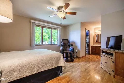 Bedroom - 1000 1st Ave NW, Beulah, ND 58523 photo 1 of 6