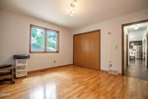 Bedroom - 1000 1st Ave NW, Beulah, ND 58523 photo 4 of 6