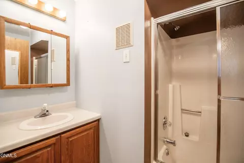 Bath - 1000 1st Ave NW, Beulah, ND 58523 photo 4 of 4