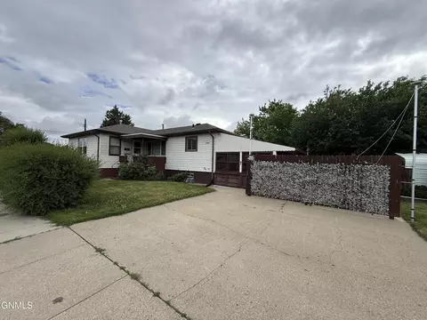 302 12th Ave SW, Mandan, ND 58554
