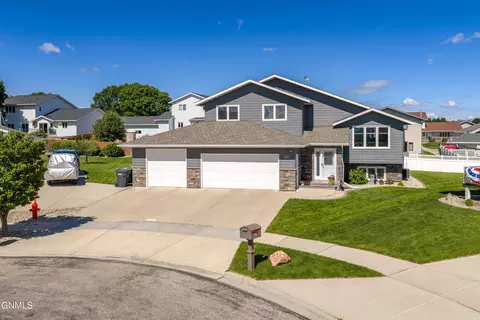 800 Dianes Ct NE, Mandan, ND 58554
