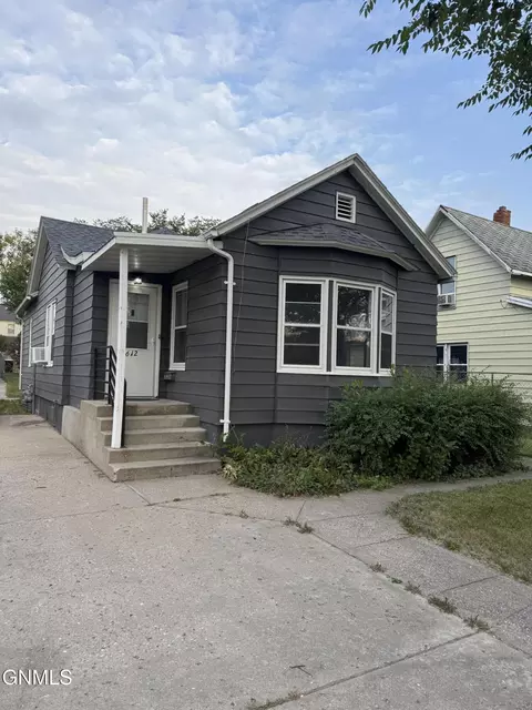 612 5th Ave SE, Jamestown, ND 58401