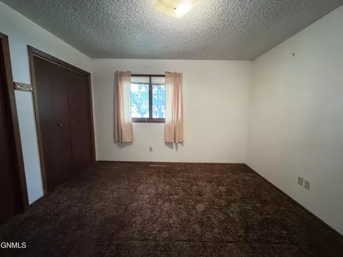 Bedroom - 1004 North Ave, Hebron, ND 58638 photo 3 of 7