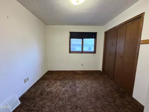 Bedroom - 1004 North Ave, Hebron, ND 58638 photo 5 of 7