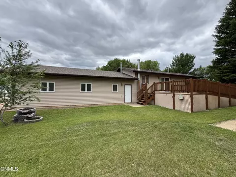Exterior - 1004 North Ave, Hebron, ND 58638 photo 10 of 14