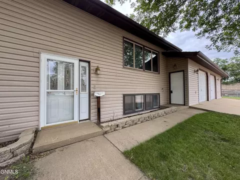 Exterior - 1004 North Ave, Hebron, ND 58638 photo 3 of 14