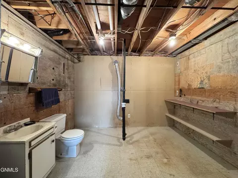 Bath - 1004 North Ave, Hebron, ND 58638 photo 3 of 6
