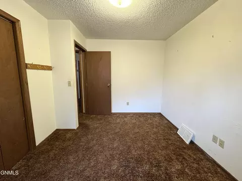 Bedroom - 1004 North Ave, Hebron, ND 58638 photo 7 of 7