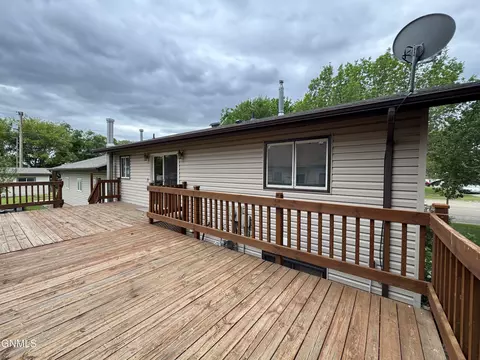 Exterior - 1004 North Ave, Hebron, ND 58638 photo 6 of 14