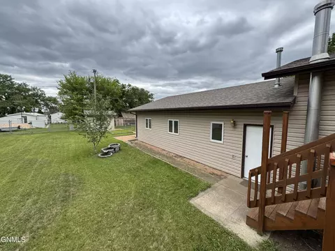 Exterior - 1004 North Ave, Hebron, ND 58638 photo 11 of 14