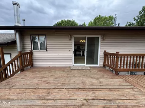 Exterior - 1004 North Ave, Hebron, ND 58638 photo 7 of 14