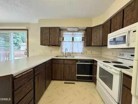 Kitchen - 1004 North Ave, Hebron, ND 58638 photo 5 of 7