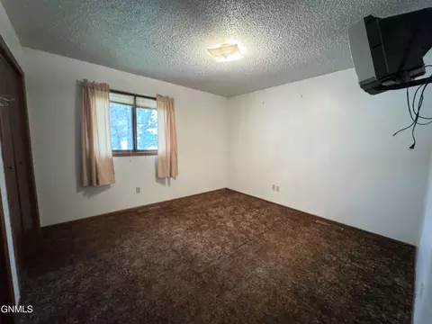 Bedroom - 1004 North Ave, Hebron, ND 58638 photo 2 of 7