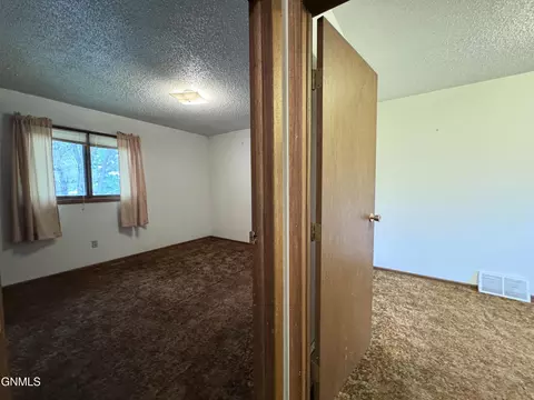 Bedroom - 1004 North Ave, Hebron, ND 58638 photo 1 of 7