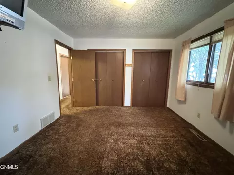 Bedroom - 1004 North Ave, Hebron, ND 58638 photo 4 of 7