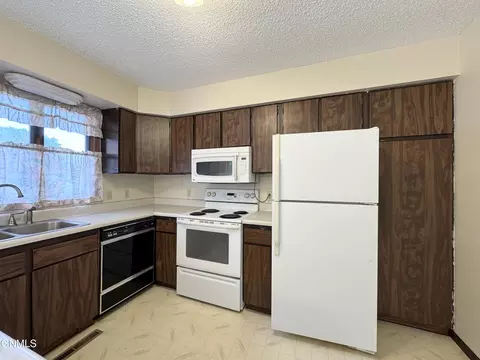 Kitchen - 1004 North Ave, Hebron, ND 58638 photo 4 of 7