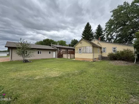 Exterior - 1004 North Ave, Hebron, ND 58638 photo 9 of 14